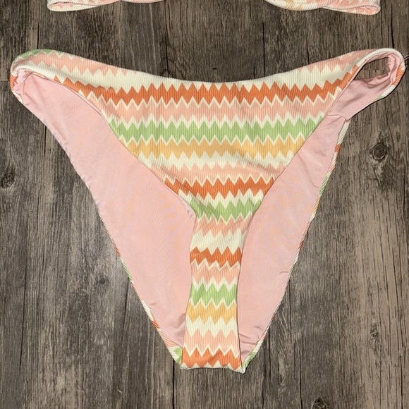 Dippin Daisy’s two piece bikini - NWT size medium - Picture 4 of 8